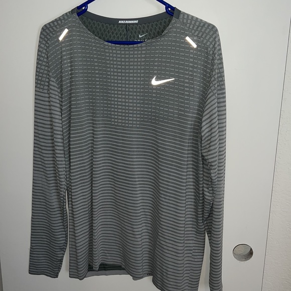 NWT Nike Dri-Fit, slim fit, reflective trim long sleeve pull over! - Picture 1 of 4